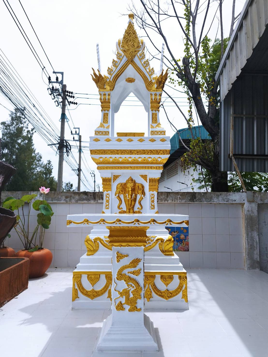 ศาลพระพรหม+โต๊ะไหว้