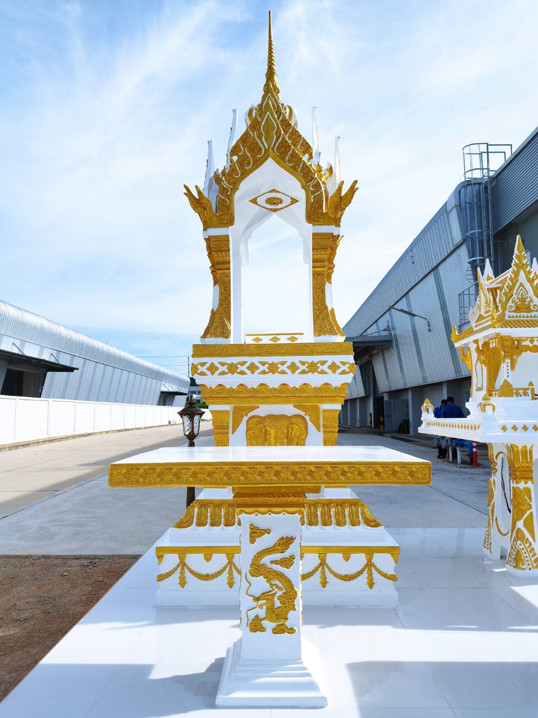 ศาลพระพรหม+โต๊ะไหว้