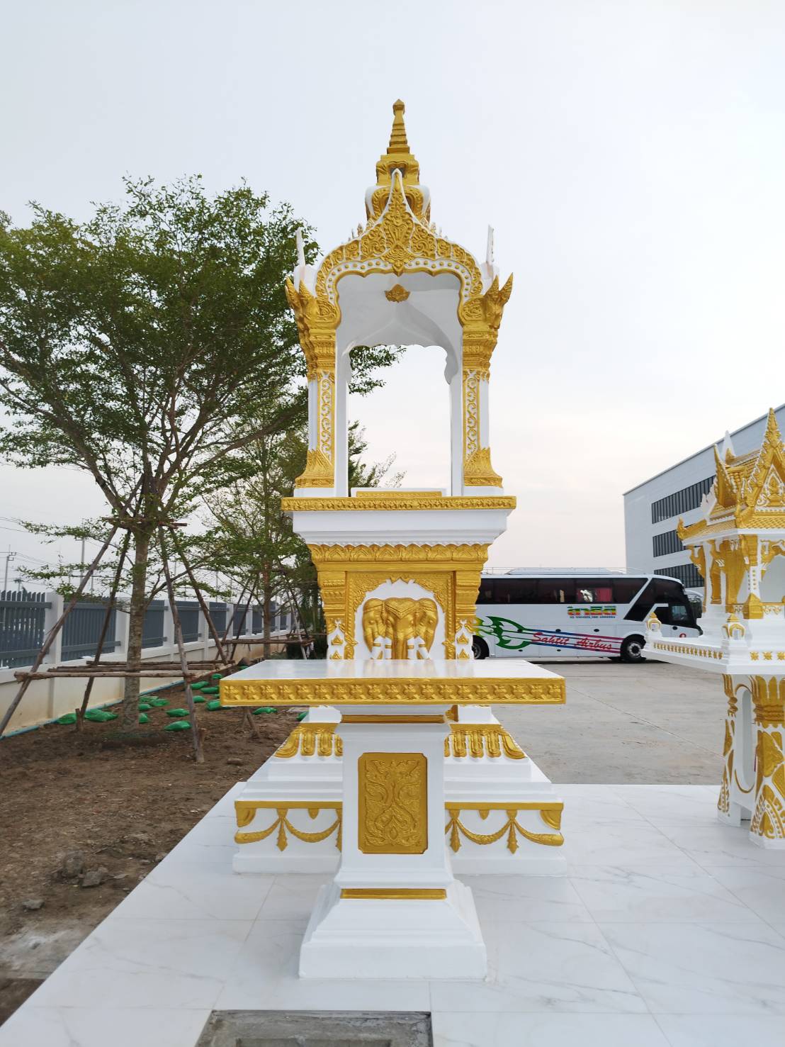 ศาลพระพรหม+โต๊ะไหว้