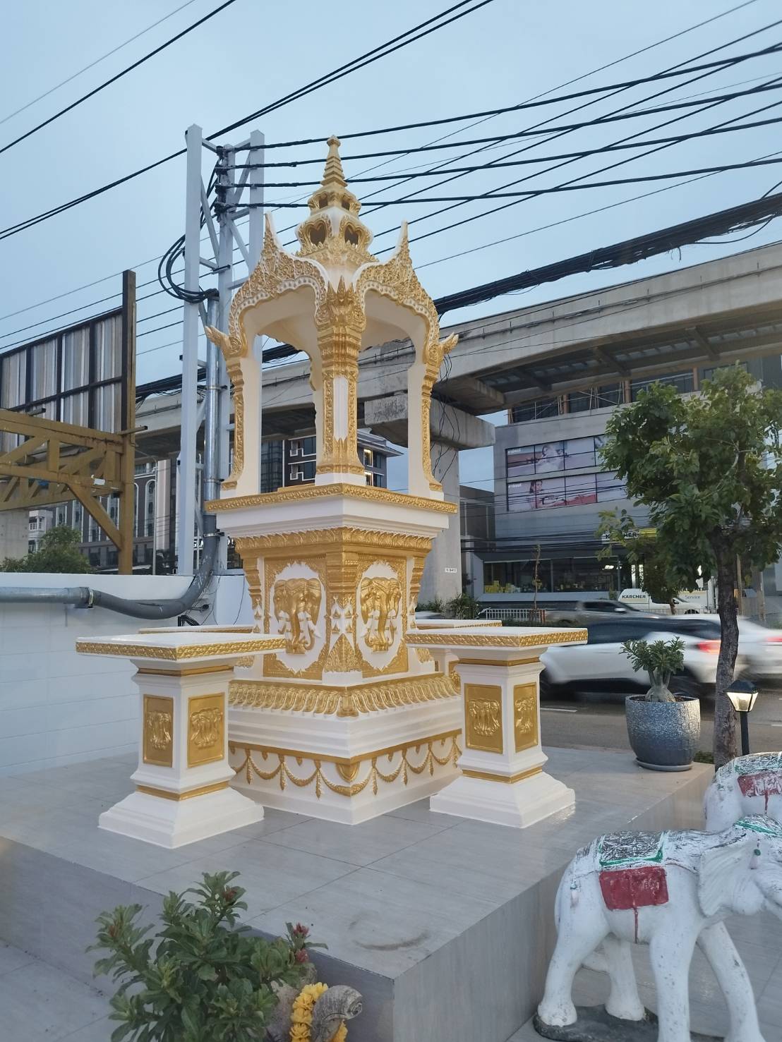 ศาลพระพรหม+โต๊ะหน้าไหว้