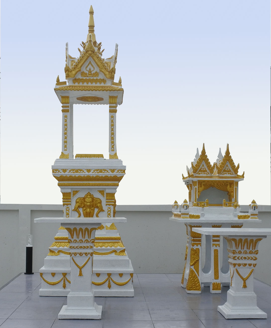 ศาลพระพรหมและศาลเจ้าที่