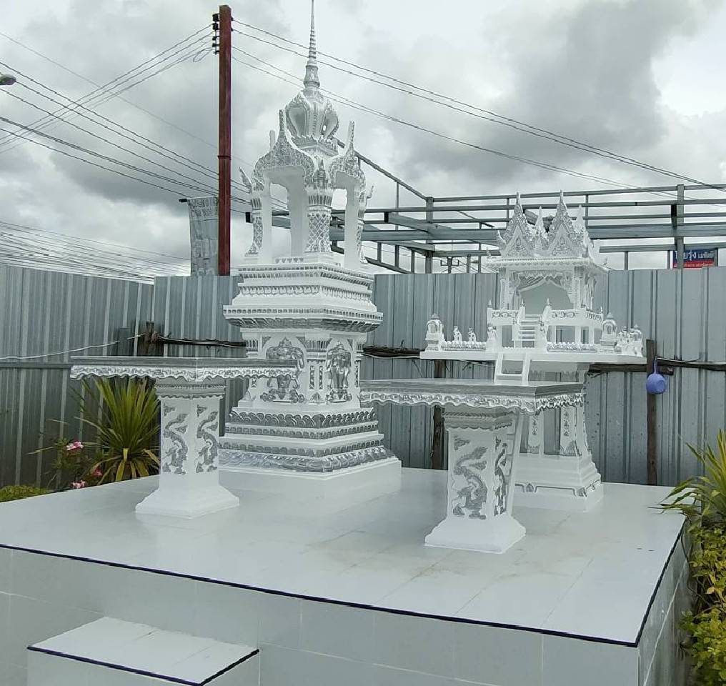 ศาลพระพรหมและศาลเจ้าที่