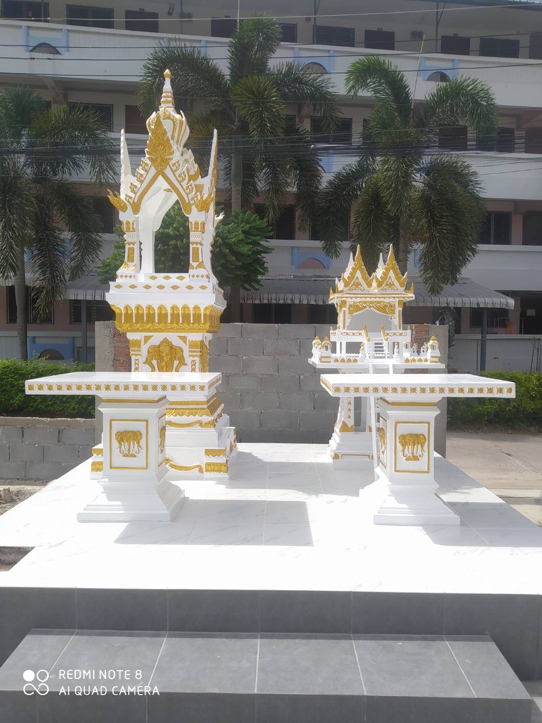 ศาลพระพรหมและศาลเจ้าที่