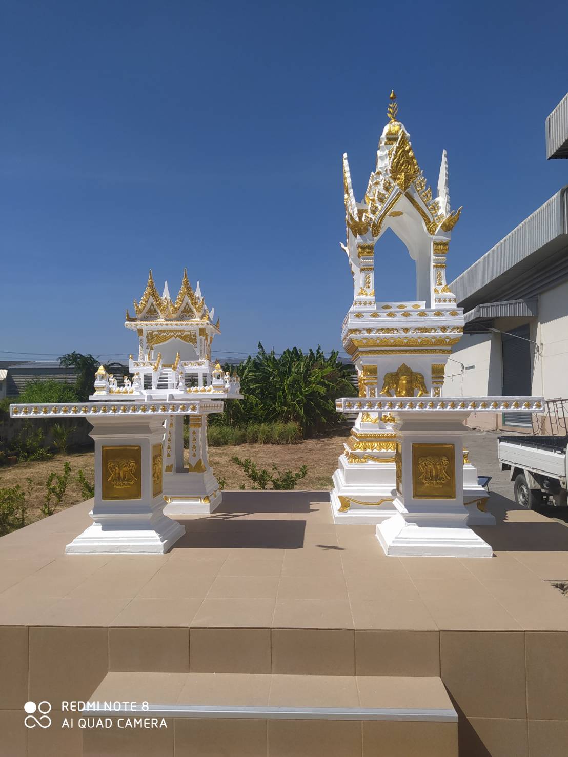ศาลพระพรหมและศาลเจ้าที่
