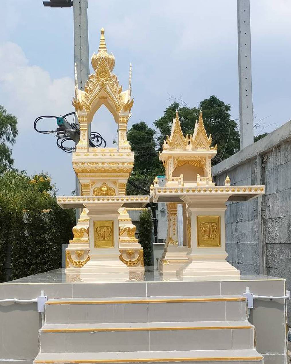 ศาลพระพรหมและศาลเจ้าที่