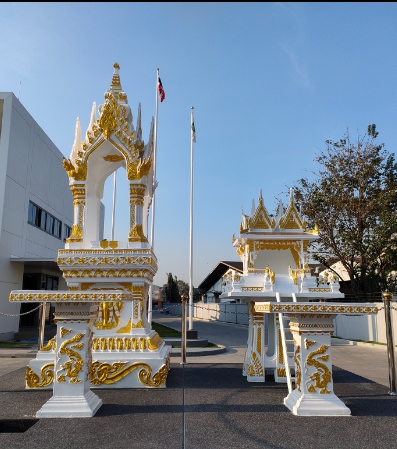 ศาลพระพรหมและศาลเจ้าที่