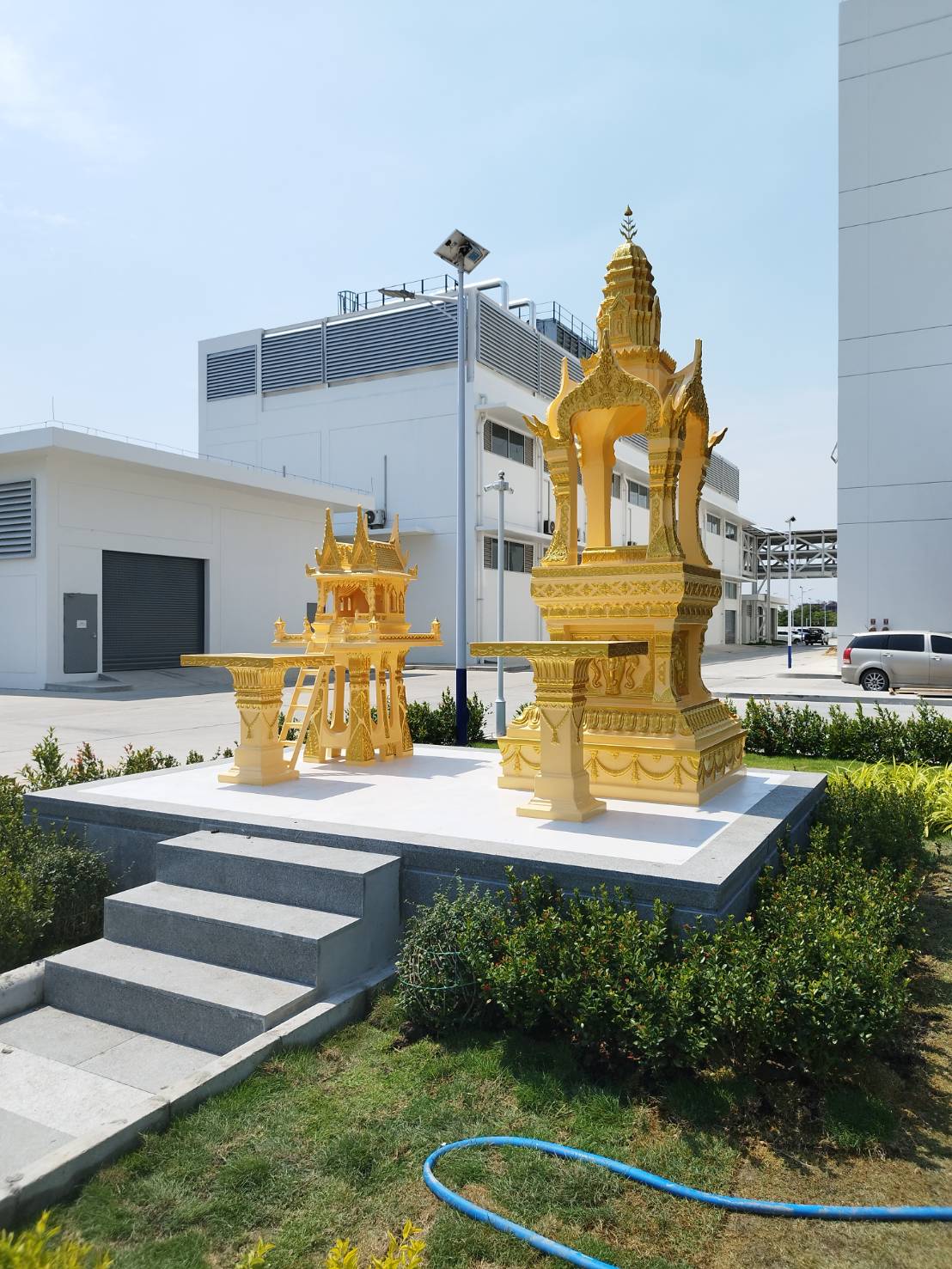 ศาลพระพรหมและศาลเจ้าที่