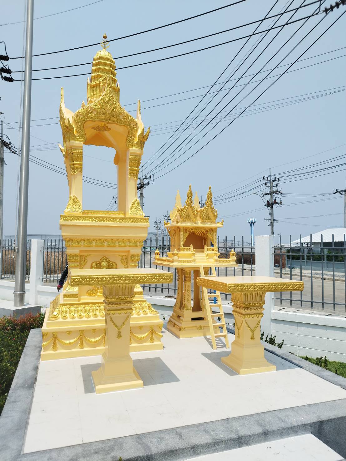 ศาลพระพรหมและศาลเจ้าที่