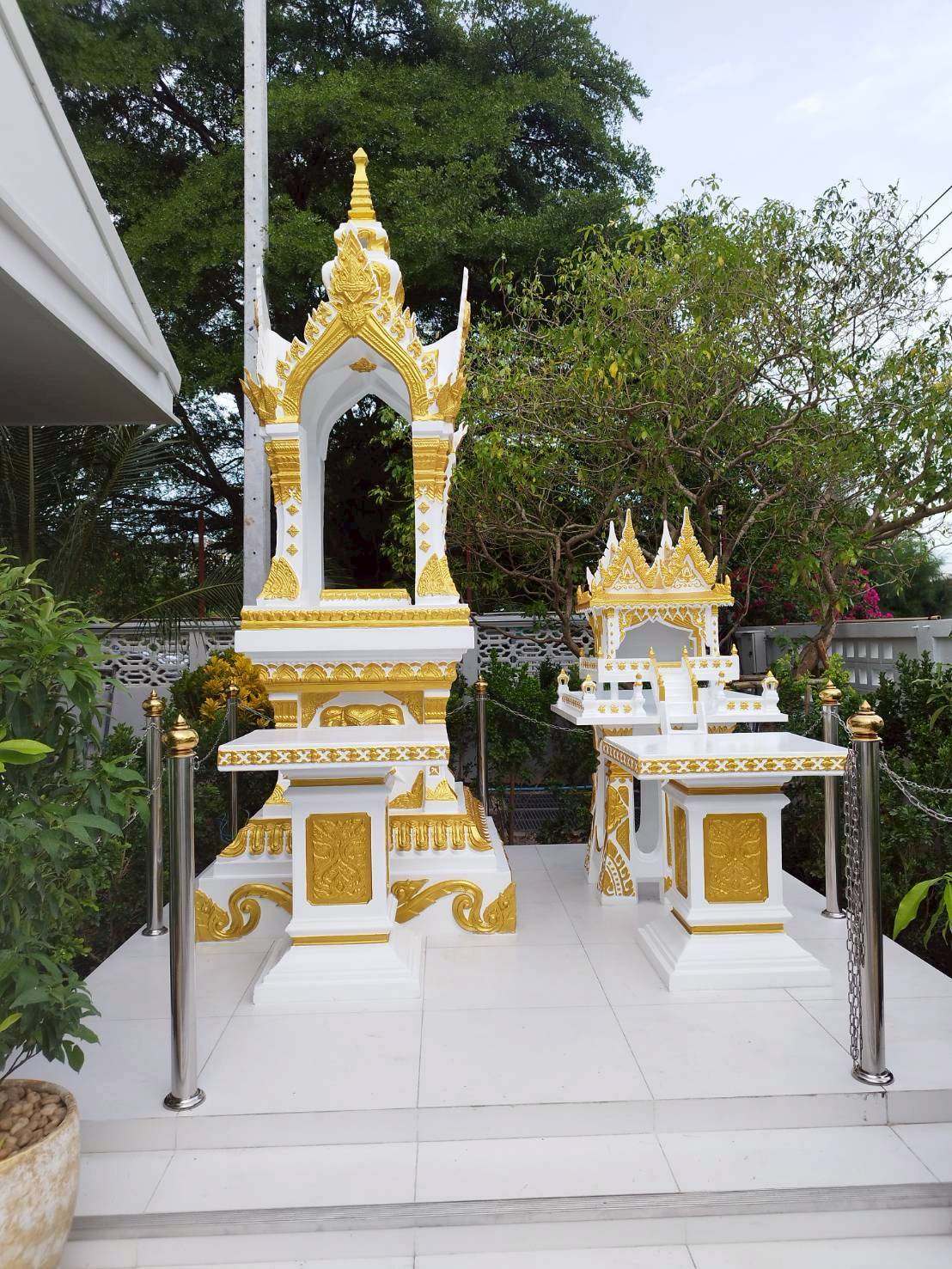 ศาลพระพรหมและศาลเจ้าที่