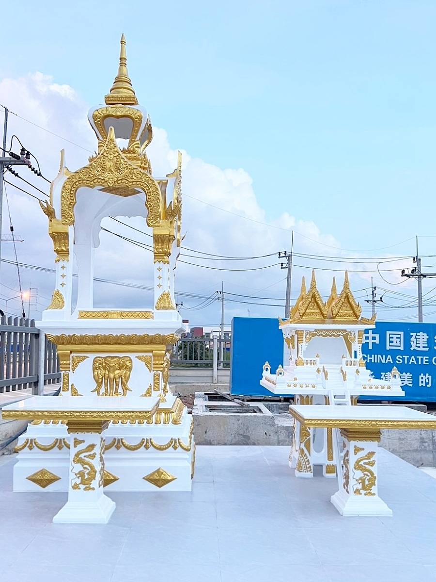 ศาลพระพรหมและศาลเจ้าที่